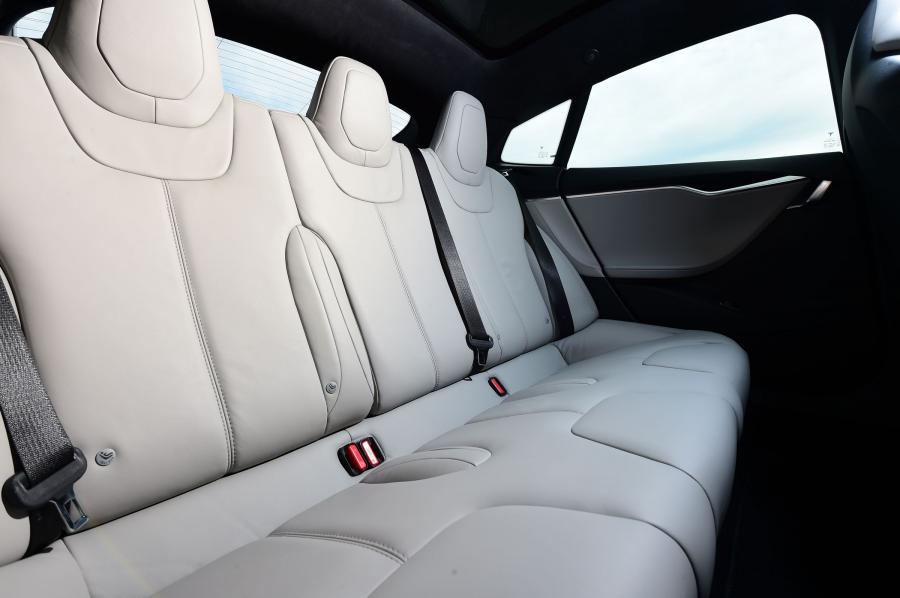 Интерьер Tesla Model S P90D 2016 года  (UK) (фото 2 из 14)